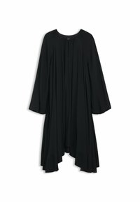 Svart långärmad klänning med rund halsringning, veckad fram och flödande silhuett. Nederkanten har en kurvad design och är gjord av lättviktsmaterial.