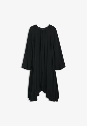 Sort langærmet kjole med rund halsudskæring, plisseret front og flydende silhuet. Nederdelen har et buet design, lavet af letvægtsstof.