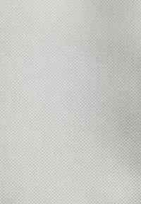 Tejido texturizado en gris claro con un pequeño y uniforme patrón de diamantes en toda la superficie, que ofrece un acabado suave y duradero.