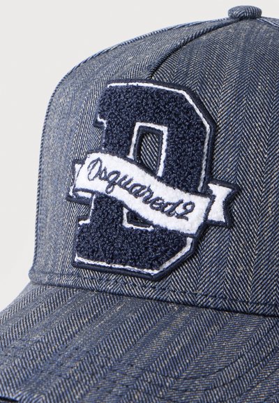 Μπλε μπέιζμπολ καπέλο με μοτίβο ψαροκόκαλο, με ανάγλυφο μπλε γράμμα "D" και λευκή κορδέλα στο μπροστινό μέρος που γράφει "Dsquared2".
