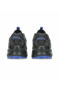 Chaussures de sport noires avec une tige texturée, des accents bleus et une semelle rembourrée. Comprend une languette de tirage et un talon renforcé pour un soutien.