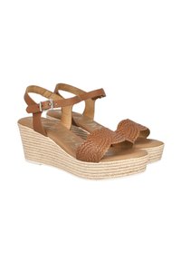 Sandalias wedge de cuero trenzado marrón con un detalle de lazo texturizado y correas ajustables en el tobillo, que presentan una plataforma envuelta en yute natural.