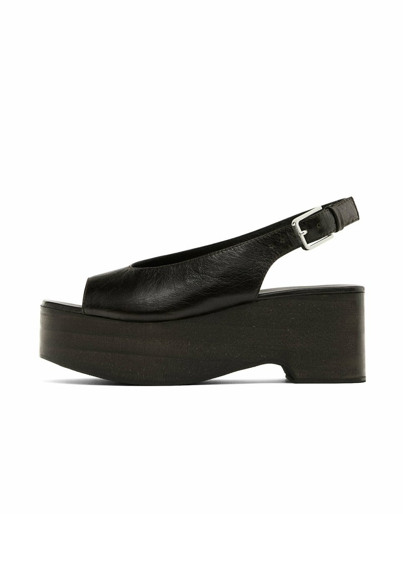 Svarta läderplattformssandaler med slingback, rund tå, bred rem och justerbar silverspänne. Texturerad sula, modern design.