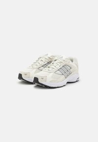 adidas Originals RESPONSE CL - Športni copati - white tint/silver metallic