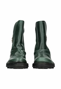 Par de botas de cuero verde oscuro hasta el tobillo con suelas negras, vistas de frente sobre un fondo blanco.