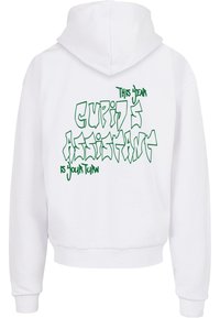 Weißer Hoodie mit Kordelzugkapuze und gerippten Bündchen. Auf der Rückseite steht in grüner Schrift: "In diesem Jahr ist Cupidos Assistent dein Turn".