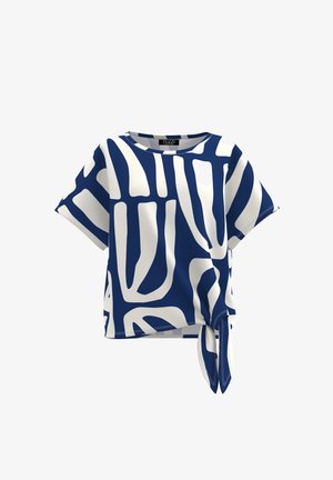 Blauw-witte korte mouwen blouse met abstract geometrisch patroon en zijstrikdetail aan de zoom.