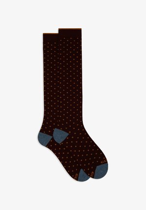 Calze marroni scure fino al ginocchio con piccoli pois arancioni, tacco e punta blu, disposte affiancate su uno sfondo bianco.