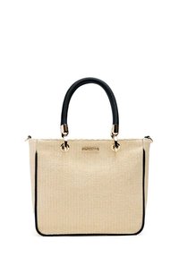 Bolso tote tejido beige con asas negras, que presenta herrajes en tono dorado y un borde negro en contraste a lo largo de los bordes.