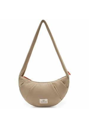 Borsa a tracolla beige a forma di mezzaluna con una larga tracolla imbottita e una piccola etichetta frontale con la scritta "UNIO x LES VISIONNAIRES".