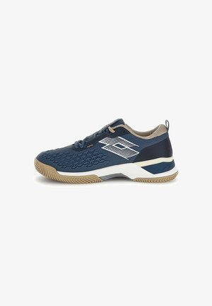 Zapatillas deportivas azules con parte superior texturizada, detalle del logo en blanco, acentos en beige y suela de goma. Presenta un diseño ligero y cierre con cordones.
