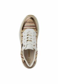 Sneaker testurizzato con un motivo a zigzag in oro, beige e bianco, dotato di un sistema di lacci bianchi e una punta arrotondata.