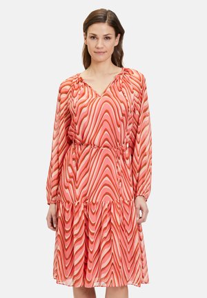 Rotes und pinkfarbenes gemustertes Kleid mit langen Ärmeln, V-Ausschnitt und gerafften Details an Schultern und Taille, abgeschlossen mit einem mehrlagigen Rüschensaum.
