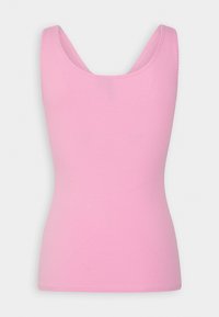 Ljusrosa ribbad linne med rundad halsringning och ärmlös design. Slät textur och en åtsittande silhuett.