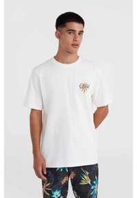 Witte katoenen t-shirt met een kleurrijk grafisch ontwerp op de linkerborst. Gecombineerd met zwarte shorts versierd met tropische bloemmotieven.