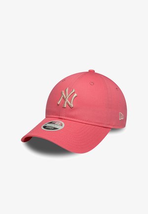 Rosa verstellbare Baseballkappe mit weiß gesticktem "NY"-Logo auf der Vorderseite und Markenlogo an der Seite, gebogenem Schirm und Lüftungsösen.