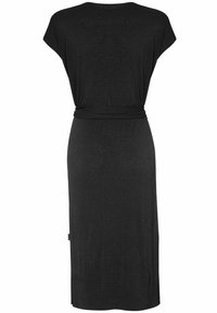 Robe midi noire côtelée avec manches courtes et ceinture ajustée à la taille, présentée sur un fond blanc.