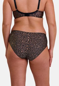 Ensemble de bikini en imprimé léopard composé d'un soutien-gorge à fines bretelles et d'une culotte taille haute. Le matériau semble extensible avec une texture lisse et un bord noir.