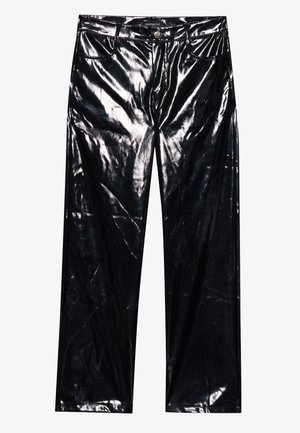 Pantalons en simili cuir noir brillant à jambes larges, design classique à cinq poches, fermeture avec bouton et zip, et texture brillante.