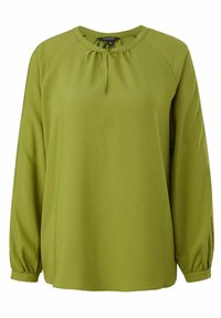 Blusa verde a maniche lunghe realizzata in tessuto morbido, con scollatura rotonda dotata di una piccola abbottonatura e dettagli arricciati sulle spalle.