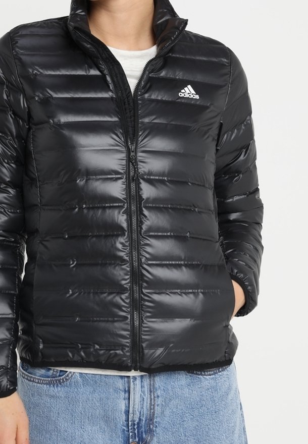 Sort dunjakke med lynlås, horisontalt quiltet design og høj krave. Har Adidas-logoet på den øverste venstre bryst.