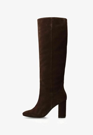 Brauner kniehoher Stiefel aus Wildleder mit spitz zulaufender Zehenpartie, klobigem Absatz und glatter Textur. Verfügt über minimale Nähte und eine elegante Silhouette.