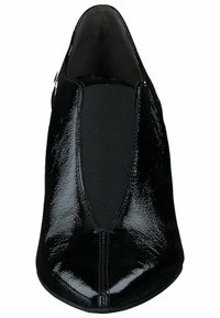 Zapato de tacón alto negro con un acabado de charol brillante, punta afilada y panel elástico en el centro para facilitar el uso. Textura suave en toda la superficie.
