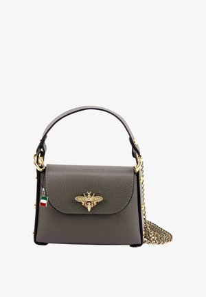 Grijze leren handtas met gouden bijhardware, bovenhandvat en afneembare kettingband. Heeft een gestructureerd oppervlak en een accent van de Italiaanse vlag.