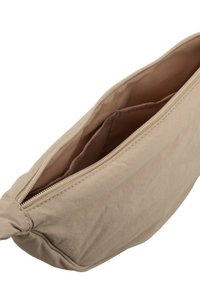 Busta beige con cerniera aperta per mostrare l'interno con due scomparti in tessuto e un dettaglio con nodo annodato su un'estremità.