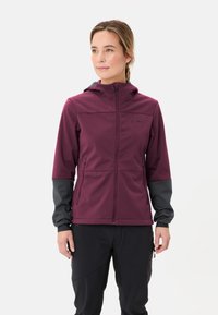 Burgunderfarbene Softshell-Jacke mit grauen Ärmeln, Reißverschluss vorne, verstellbarer Kapuze und zwei Seitentaschen. Glatte Textur und sportliches Design.