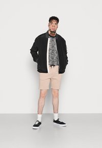 Pier One 2 PACK - Calções - tan/black