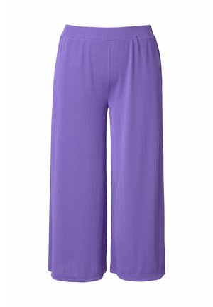Pantaloni corti viola a gamba larga con vita elastica e sottile trama a costine verticali, mostrati su sfondo bianco uniforme.