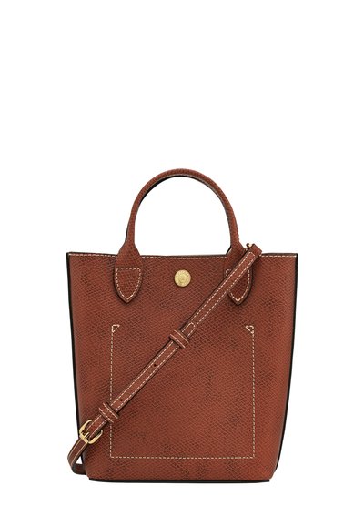 Braune strukturierte Leder-Tote mit zwei kurzen Griffen, einem abnehmbaren Schultergurt und goldenen Beschlägen. Verfügt über weiße Nähte und ein minimalistisches Design.