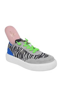 Sneaker con stampa zebrina in suede grigio, strisce nere e bianche, lacci verde neon e un accento blu sul tallone. Suola in gomma bianca.