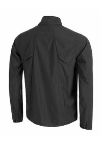 Giacca nera a maniche lunghe con colletto alto, caratterizzata da una texture liscia e opaca e un design del retro sartoriale. Nessuna tasca visibile.