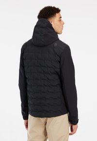 Schwarze isolierte Jacke mit einem gesteppten Muster und Kapuze. Verfügt über elastische Bündchen und eine glatte Stoffoberfläche an den Ärmeln und Seiten.
