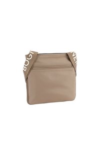 Borsa a tracolla in nylon beige con chiusura a zip, dotata di una tracolla con logo e tasca posteriore. Texture liscia, forma rettangolare.