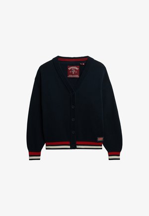 Cárdigan de punto azul marino con cuello en V, cierre de botones, ribete acanalado con franjas rojas y blancas, y una parche con logo en el lado izquierdo.