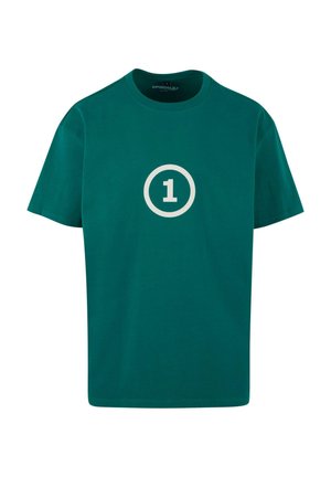 Grøn bomulds t-shirt med rund hals og korte ærmer, der har en hvid cirkelomrids med tallet "1" trykt i midten.