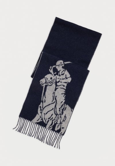 Navy blauwe sjaal met grijze afbeelding van een polo speler te paard, met franjeranden.