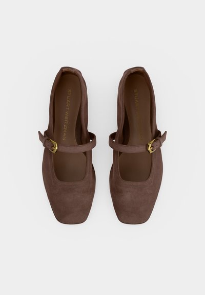 Paire de chaussures Mary Jane en daim marron avec bouts carrés et brides à boucle dorée, vues de dessus sur fond blanc.