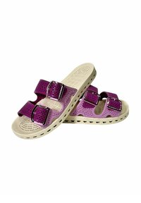 Sandales violettes à deux sangles avec tige perforée, boucles argentées et semelle texturée beige dotée de découpes circulaires pour la ventilation.
