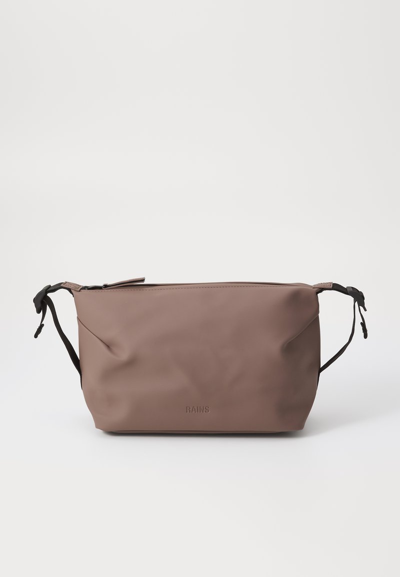 Sac étanche marron avec une surface texturée, doté de deux sangles latérales noires et d'une fermeture à zipper sur le dessus. Design minimaliste ; logo à l'avant.