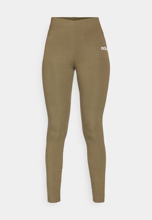 Olijfgroene legging in rekbaar materiaal met een aansluitend ontwerp. Heeft een hoge tailleband en een wit merkembleem op de linkerheup.