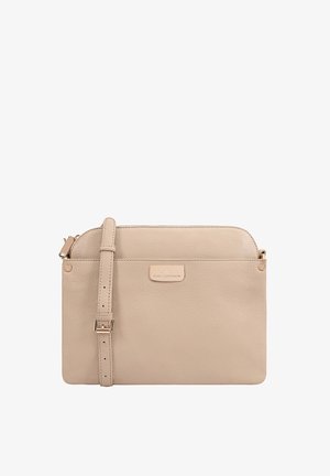 Beige leren schoudertas met verstelbare strap, een voorvak en details in goudkleurige gesp en rits.
