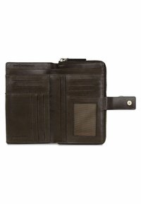 Cartera de cuero marrón oscuro con múltiples ranuras para tarjetas, ventana para identificación, compartimento con cremallera y solapa de cierre a presión, abierta sobre fondo blanco.