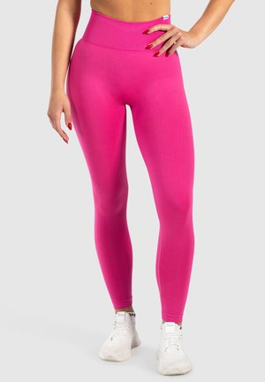 Leggings aderenti di un vivace rosa, realizzati in tessuto elasticizzato con un alto elastico a costine in vita. Presentano una superficie liscia e nessun motivo o dettaglio visibile.