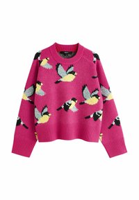 Rosa gestrickter Pullover mit einem gerippten Halsausschnitt und Saum, der bunte Vogelmuster in Gelb, Grau und Schwarz auf der Oberfläche zeigt.