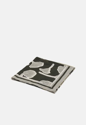 Écharpe vert foncé pliée avec des motifs abstraits de feuilles gris clair et une bordure gris clair, posée à plat sur un fond blanc.