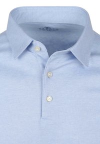 Lichtblauw polohemd van textuurstof met een kraag, een placket met twee knopen en een klein logo binnen de kraag.